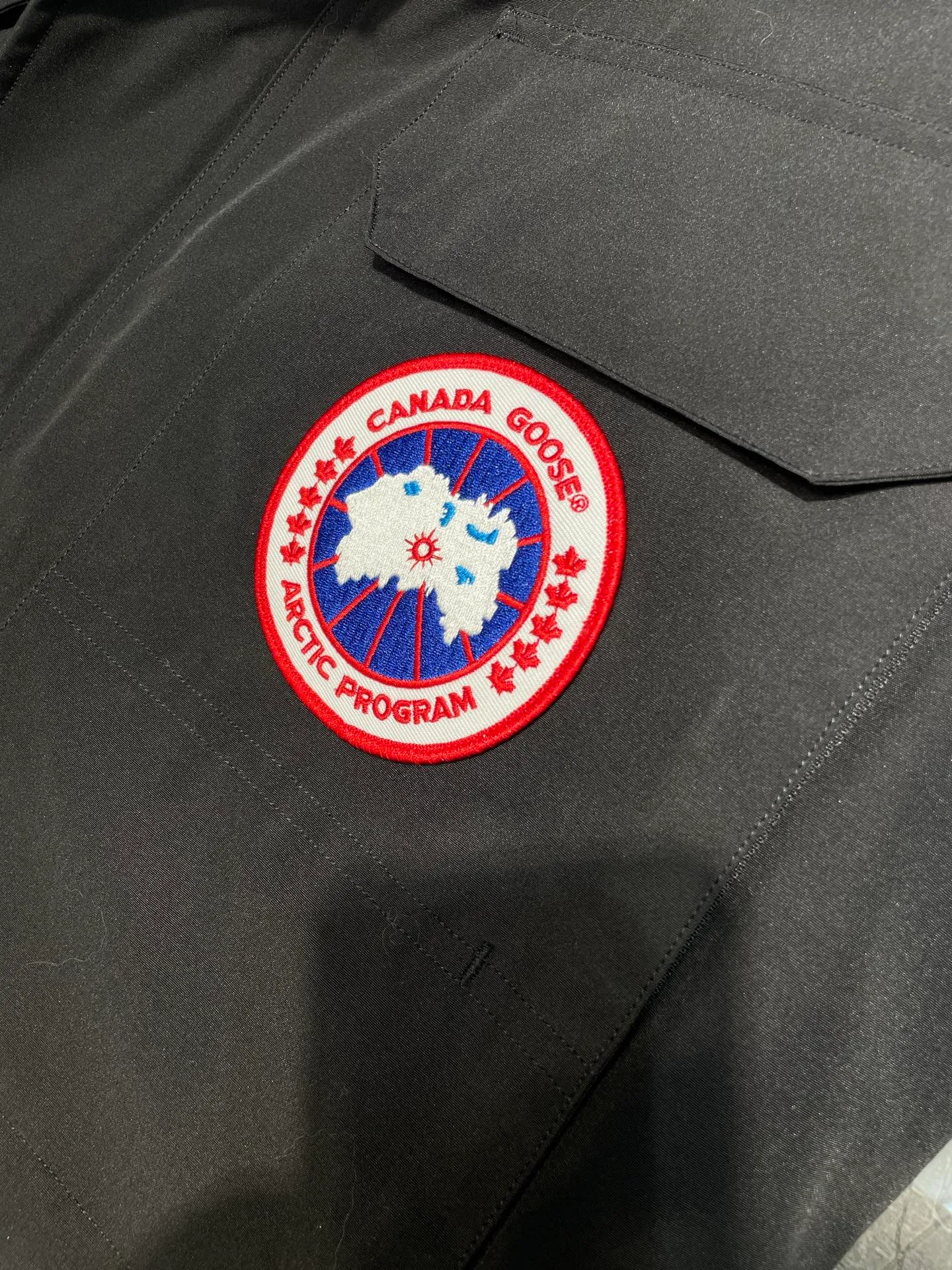 P910 special version 🌟 🇨🇦CANADA GOOES 24 new models 08 models/couple models Factory direct supply: supplying global purchasing agents, micro-business, entities, Tmall, high-end stalls and studio cooperation, free shipping! Canada Goose Expedition Parka 2008 is the same style for men and women. It is mid-length and the most timeless classic. All Arctic and Antarctic scientific expedition teams choose Canada Goose as their cold-proof equipment. It is the Rolls-Royce of down jackets. ➖ Industry-leading anti-counterfeiting chip sensing. ➖ Imported Behringer embroidery machines and customized embroidery labels, the highest level and industry leading. ➖ Imported Korean 21-count polyester-cotton blended original fabric, TC85 waterproof coated fabric, water-repellent, windproof and wear-resistant. ➖ The new national standard 80 white duck down is filled with an average of 520 grams of down. The amount of down filled is industry-leading. ➖ 100% nylon lining with double double-layer sealing design to prevent velvet running, and seamless thread design on the cuffs! ➖ Western Canadian Green Wolf Collar. ➖ Yoshida YKK provides original factory-customized electroplated sliders. YKK two-way lockable zippers are tight and smooth and do not peel off paint. ➖ 3M composite Velcro is durable and the accessories and hardware are all custom-made. Note: Our copywriting is only simple and clear. Instead of bragging about the copywriting, it is better to compare and understand with samples. Only for the purest goose, the most dedicated, the most professional, the highest quality, the highest cost performance!  Size:XS-XXL